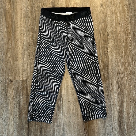 NIKE CROP PATTERN LEGGING (SIZE M) - Picture 1 of 5
